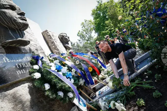 От Левски поднесоха цветя пред паметните плочи на Георги Аспарухов и Никола Котков