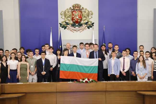  Премиерът Росен Желязков връчи националния флаг на олимпийските отбори по природни науки