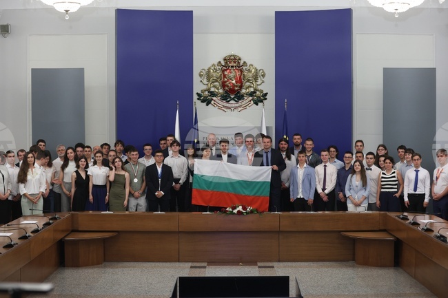 Премиерът Росен Желязков връчи националното знаме на олимпийските отбори по природни науки за 2025 година 