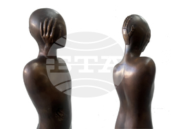 Мариана Василева и кураторът Надежда Джакова подреждат изложбата „Летене и други ежедневни нужди“. Снимка: Националната галерия