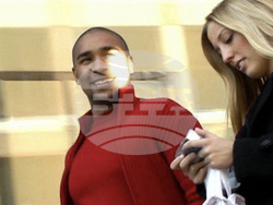 Мариана Василева и кураторът Надежда Джакова подреждат изложбата „Летене и други ежедневни нужди“. Снимка: Националната галерия