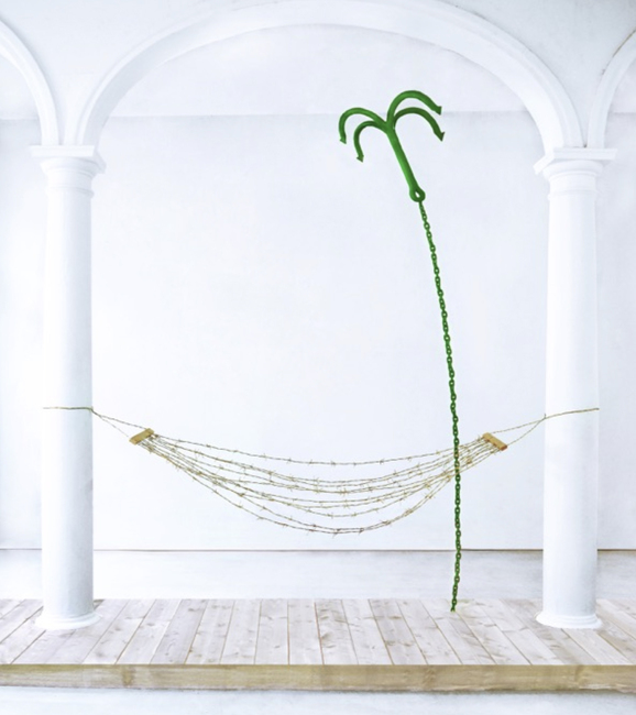 Мариана Василева и кураторът Надежда Джакова подреждат изложбата „Летене и други ежедневни нужди“