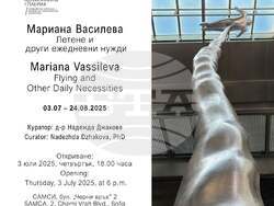 Мариана Василева и кураторът Надежда Джакова подреждат изложбата „Летене и други ежедневни нужди“. Снимка: Националната галерия