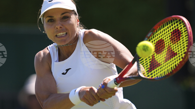 Виктория Томова се класира за четвъртфиналите на двойки на турнира по тенис в Оейраш