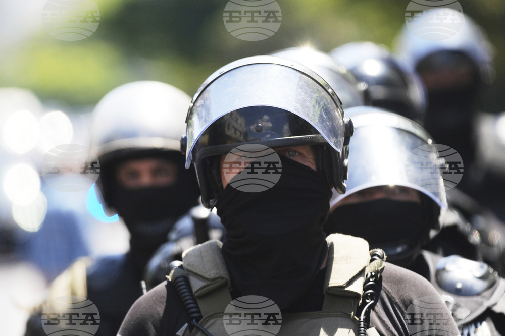 Опозицията в Сърбия пита има ли параполицаи сред силите на реда по време на протестите