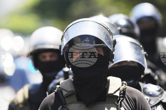 Опозицията в Сърбия пита има ли параполицаи сред силите на реда по време на протестите 