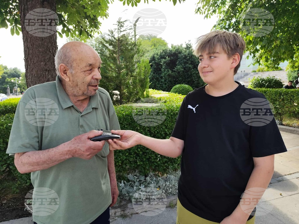 Момче от Шумен предаде в полицията намерен мъжки портфейл с 547 лева