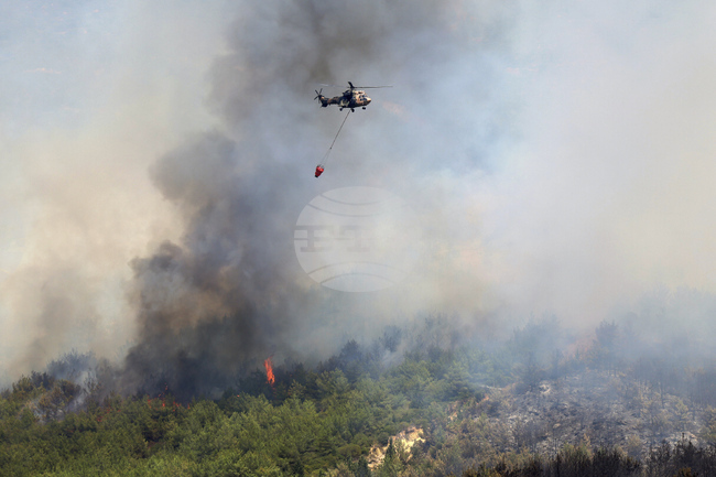Горски пожар край турския курорт Чешме затвори пътя към Измир