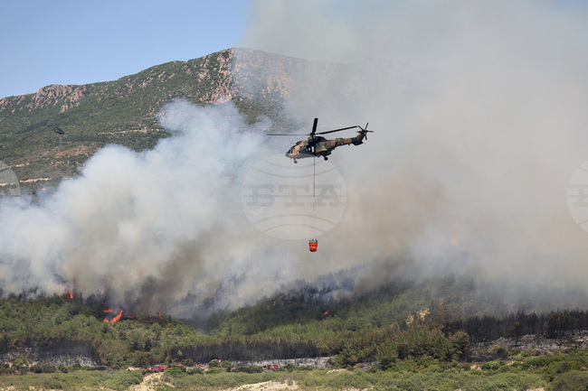 Един човек е загинал в огнената стихия, която продължава да бушува край турския курорт Чешме
