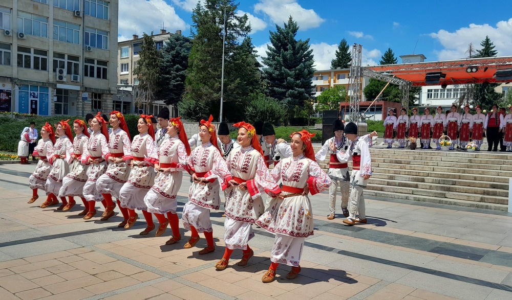 Русенският фолклорен ансамбъл "Зорница" с три награди от Национална среща в Попово