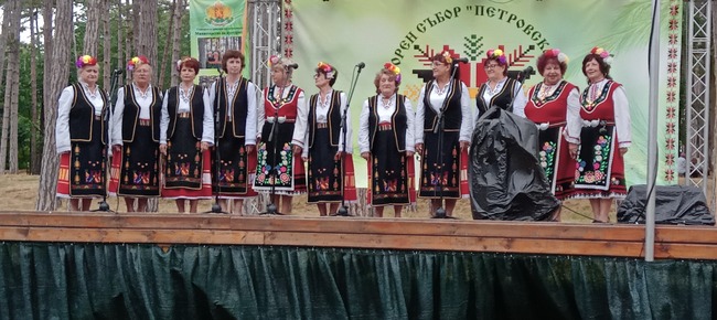 Шуменският ансамбъл „Панайот Волов“ спечели първа награда на Фолклорния събор „Петровска китка“ край Велики Преслав