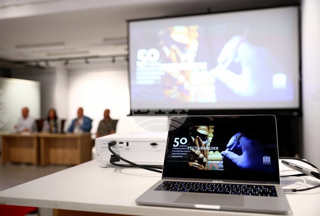 Сборникът „50 години специалност „Реставрация“ в Националната художествена академия“ бе представен в галерия „Академия“