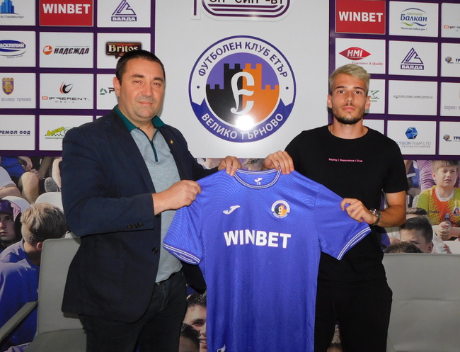 Етър подписа с халфа Пламен Цончев