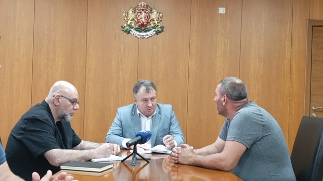 В приемния ден на кмета община Шумен проф. Христо Христов: Помощ за асфалтиране, проблеми с канализацията, транспорта и градската среда