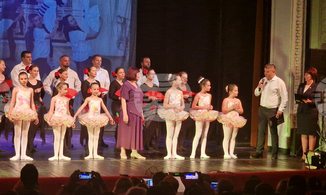 С концерт-спектакъла „Полетът на лебедите“ Балетната школа в Разград чества своята 50-годишнина