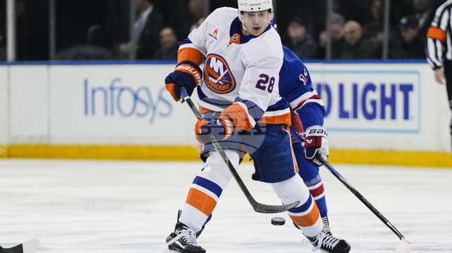 Защитникът Александър Романов няма да играе около половин година заради операция на рамото