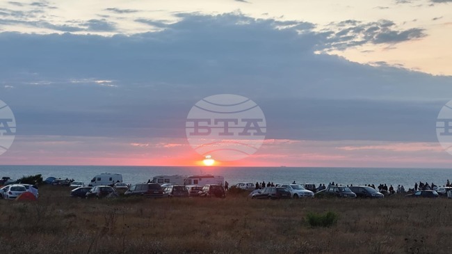 Първото юлско слънце бе посрещнато по традиция в местността "Огънчето" край каварненското село Камен бряг