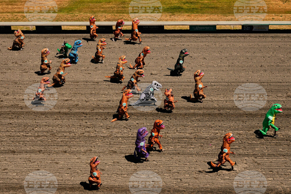 APTOPIX T-Rex Races