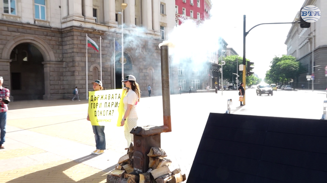 С печка за дърва и соларен панел от "Грийнпийс България" призоваха държавата да реши проблема с енергийната бедност