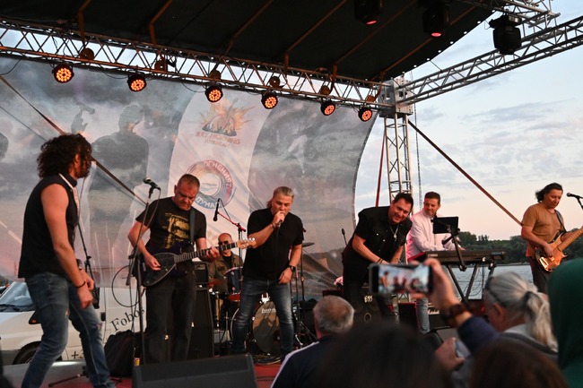 Стотици любители на рок музиката посрещнаха първото юлско утро на брега на Дунав в Тутракан