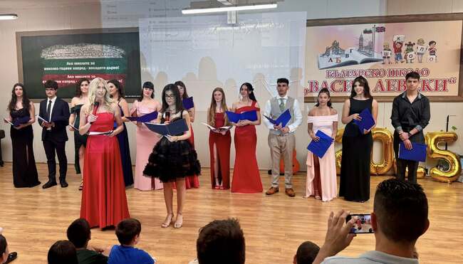 Ретроспекция на изминалите учебни години направиха чрез българска класическа поезия зрелостниците в школо „Васил Левски” в Баркинг, Лондон