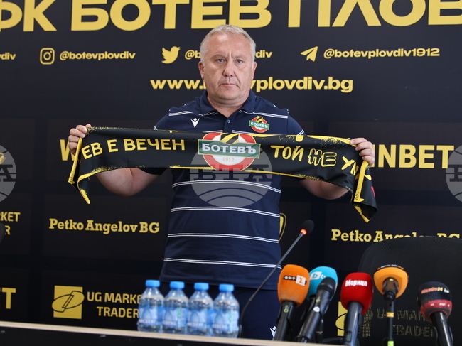 Пловдив - Футбол - Представяне на новият треньор - Николай Киров