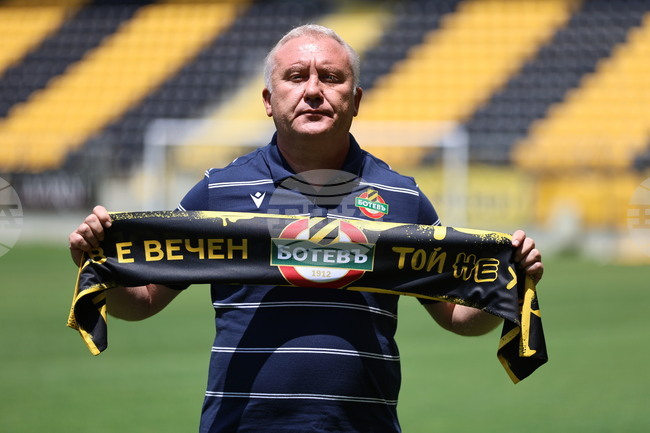 Наставникът на Ботев (Пловдив) Николай Киров пред мача с ЦСКА: "Противникът разполага със сериозни състезатели и един много добър треньор"