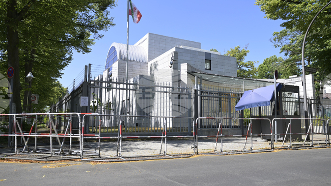 Протестиращи изтръгнаха иранското знаме от пилона, на който то се издигаше в посолството на Иран в Берлин