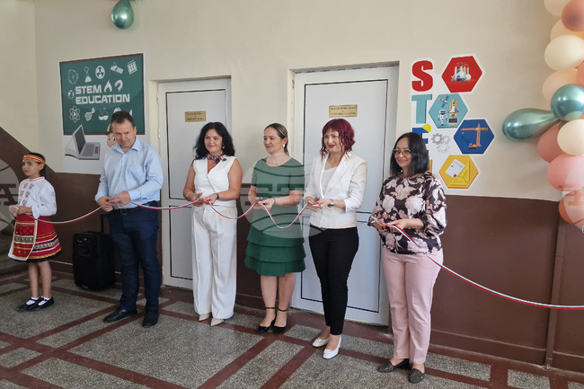 В училището в търговищкото село Подгорица откриха новоизграден STEM център