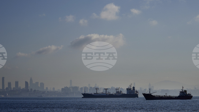 Истанбул и районът на Мраморно море са в плен на ураганен вятър, Източна Турция е скована от сняг и студ