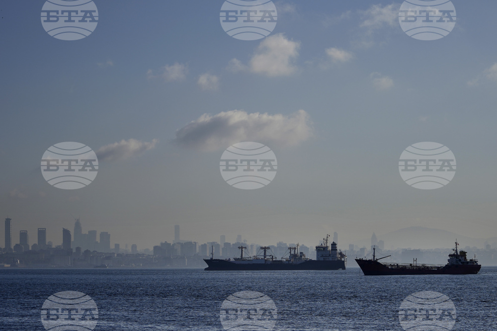 Истанбул и районът на Мраморно море са в плен на ураганен вятър, Източна Турция е скована от сняг и студ