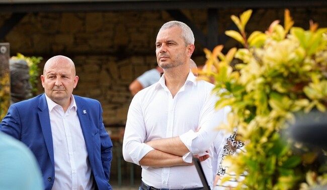 Представители на "Възраждане" на откриването на бюст-паметник на Христо Фотев в Плиска