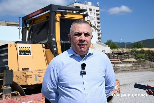 Ремонтът на бившия военен стадион в Сливен се изпълнява в срок, установи инспекция на кмета Стефан Радев