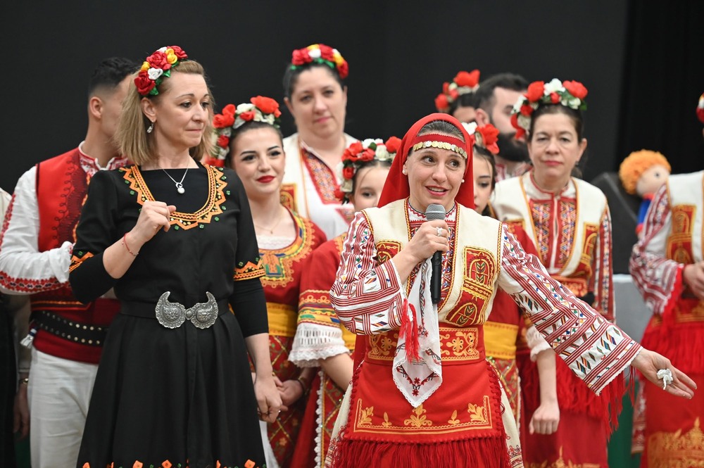 Асоциацията за народни песни и танци „От извора“ в Лион, Франция, отбеляза 14 години от основаването си