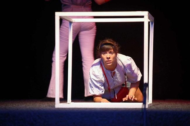 Абсолвенти от Театрален колеж „Любен Гройс" ще поставят „Алиса в страната на чудесата“ в Хасково