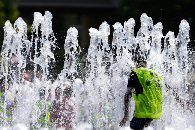 Брюкселският Атомиум променя работното си време заради горещините