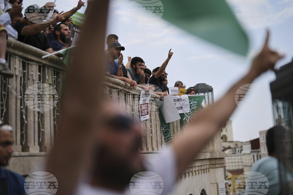 Четирима души, задържани заради карикатура в турско сатирично списание, бяха освободени от ареста