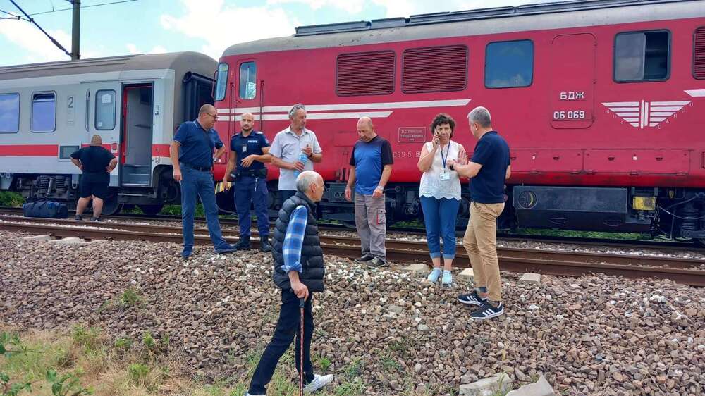 Passenger Train Derails on Burgas-Sofia Route, No Injuries Reported