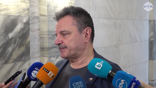 Трябва да има съществена причина за вот на недоверие, която да не ни отклонява от европейската ни ориентация, коментира Александър Симидчиев от ПП-ДБ