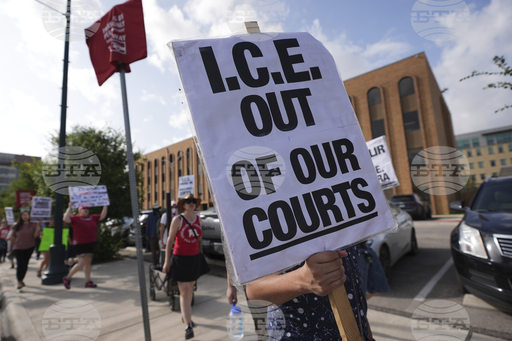 САЩ искат да прекратят хиляди дела за молби за убежище, съобщи американската телевизия Си Би Ес