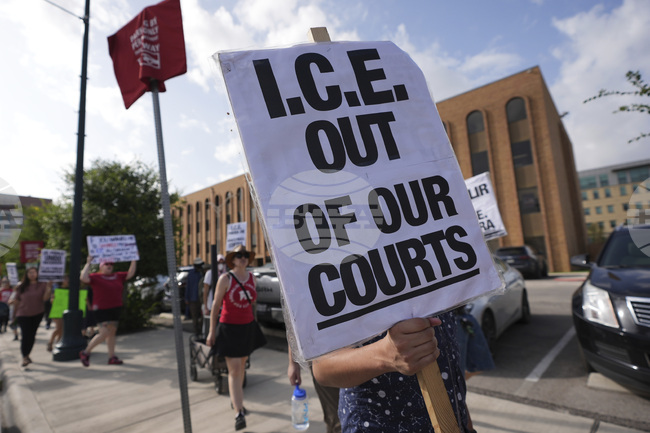 САЩ искат да прекратят хиляди дела за молби за убежище, съобщи американската телевизия Си Би Ес