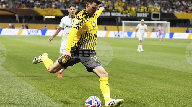 Мениджърът на Брайтън Фабиан Хюрцелер призна, че продължава да цени високо полузащитника Паскал Грос