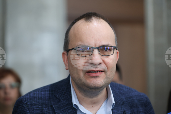 Бухалките върху бизнеса остават, каза Мартин Димитров след приемането на промените в Закона за въвеждане на еврото на второ четене в бюджетната комисия 