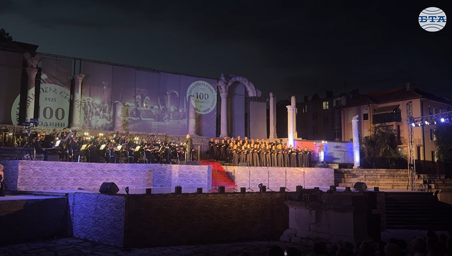 С тържествен галаконцерт Държавната опера в Стара Загора отбеляза своя вековен юбилей