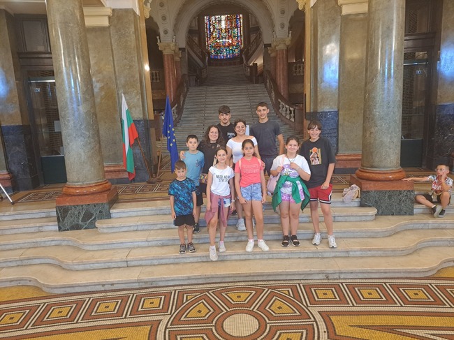 Възпитаници на училище „Родна стряха“ в Арадипу, Кипър, посетиха София 