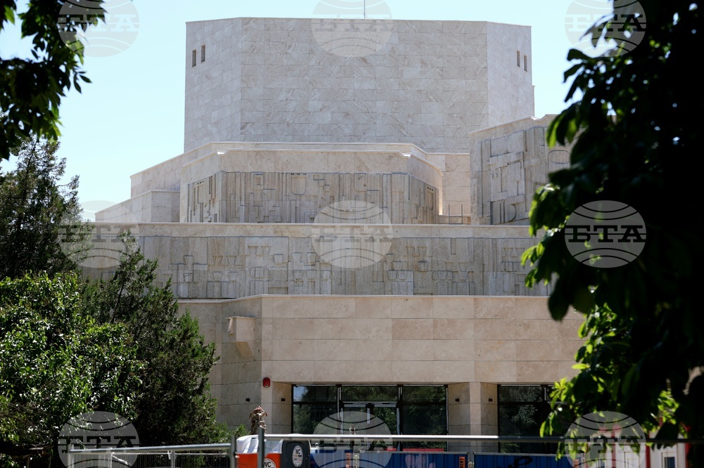 Проектът за обновяването на театър "София" е спасен, съобщи кметът Васил Терзиев 