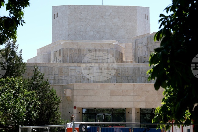 Проектът за обновяването на театър "София" е спасен, съобщи кметът Васил Терзиев 