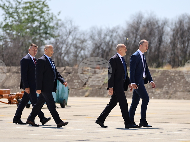 Президентът Румен Радев ще посети 24-та авиобаза - Крумово и ще се запознае с доклада за готовността за гасене на пожари от въздуха