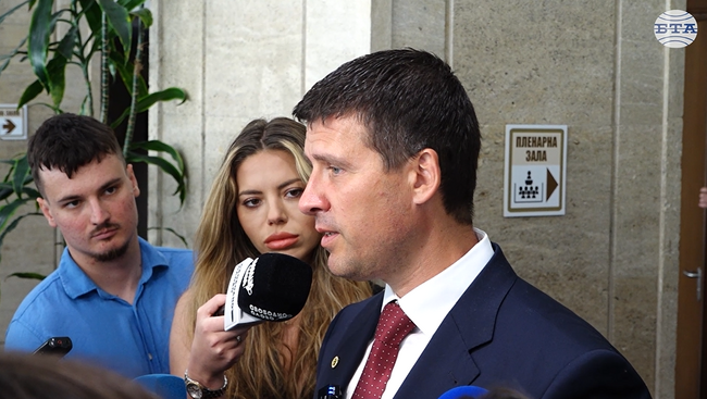 Вотовете на недоверие от политическите партии са отказ от съпричастност към престъпление от страна на управляващите, каза Ивелин Михайлов