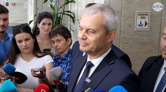 С бюджетната си политика правителството води държавата към фалит, смята Костадин Костадинов